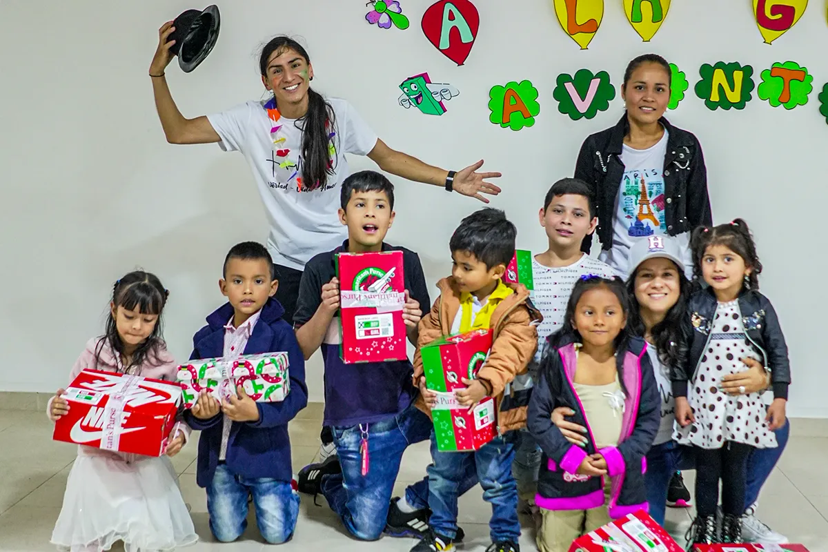 Voluntarios de Fundación Social Viña trabajando con familias vulnerables en Bogotá