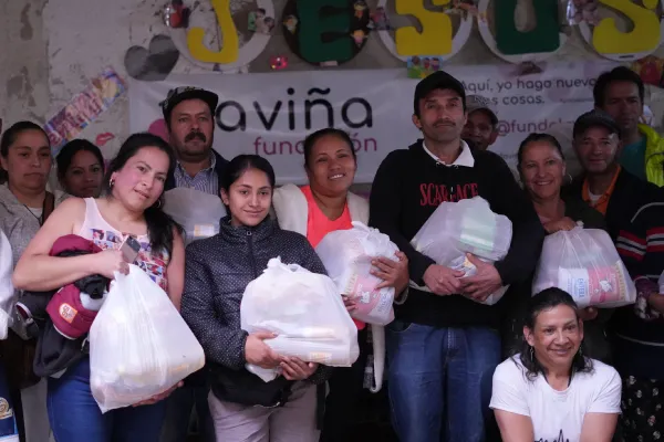 Voluntarios entregando mercados a familias vulnerables — fundación que ayuda a personas de bajos recursos