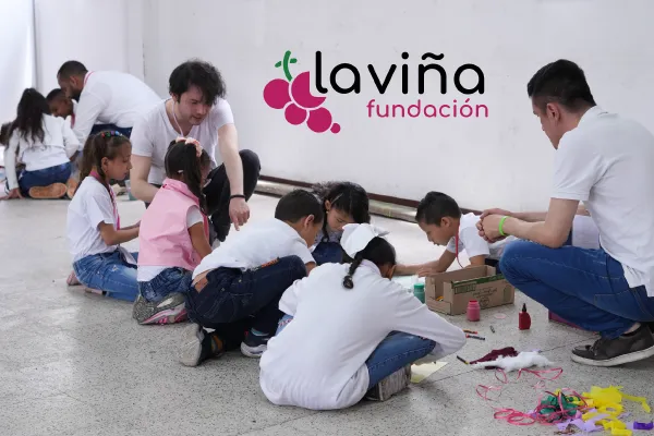 Niños estudiando en el programa educativo de fundación de Bogotá para niños