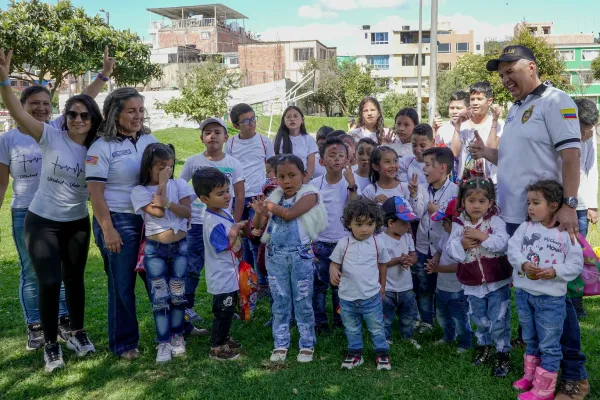 Niños participando en taller artístico — fundación de Bogotá para niños apadrinar un niño Colombia