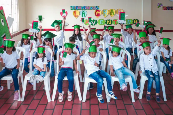 Manualidades y pintura en fundación pequeños gigantes — programa educativo fundación social Bogotá