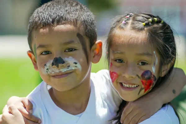 Niños participando en taller de arte en fundación sin ánimo de lucro Bogotá