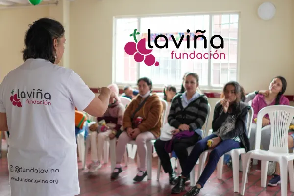 Mujeres reunidas en taller de fundación mujeres cabeza de hogar Bogotá
