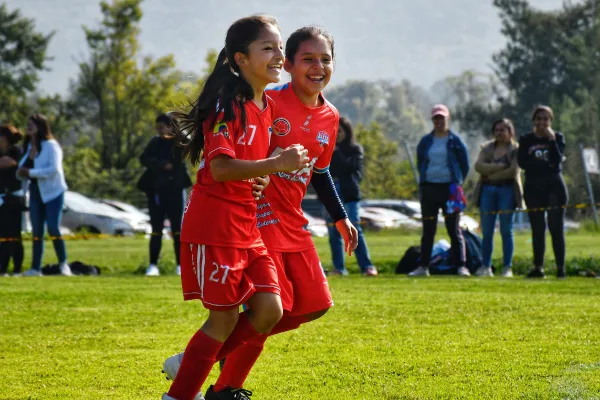 Niños entrenando en escuela de fútbol gratis cerca de mi en Bogotá — Fundación Social Viña